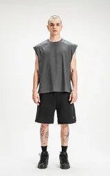 Musculosa gris con cuello redondo y sisas amplias.