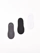 Pack de tres pares de medias invisibles para hombre, en color gris, negro y blanco.