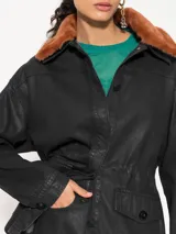 Parka negra de gabardina con cuello desmontable de peluche color marrón, bolsillos delanteros y cintura ajustable.