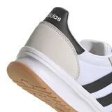 Championes Adidas Run 72S 2.0, color blanco con tres franjas laterales negras y detalles en gamuza beige. Suela blanca con puntera y talón en goma color caramelo.