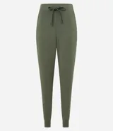 Pantalón jogger deportivo color verde militar, con cintura elástica ajustable con cordón, bolsillos laterales y puños elásticos.