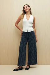 Pantalón ancho de tiro alto con estampado paisley en toda la superficie.