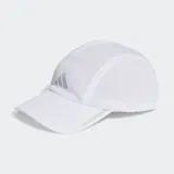 Gorro de running Adidas, color blanco, confeccionado en tejido de malla transpirable con tecnología AEROREADY. Presenta visera curvada, cinta interior para el sudor y detalles reflectantes.