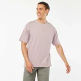 Remera lisa color lila de corte recto, con cuello redondo y bolsillo en el pecho.