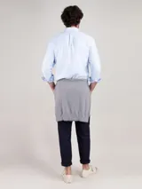 Camisa celeste de hombre, marca El Ganso, de corte regular fit, cuello button-down, manga larga con puño simple y logo bordado en el pecho. Confeccionada en tejido oxford compuesto por 93% algodón y 7% algodón reciclado.