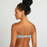 Top de bikini bandeau con estampado geométrico en tonos azul, verde y blanco.