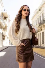 Minifalda marrón de cuero sintético, tiro alto y corte ajustado.