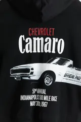 Campera con capucha negra con cierre frontal y bolsillos tipo canguro. Estampado frontal con el logo de Chevrolet y la palabra "Camaro" en color rojo.