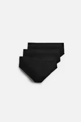 Pack de tres slips negros con cintura elástica.