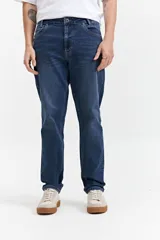 Pantalón de jean azul oscuro, corte recto, tiro medio y con presillas para cinturón.