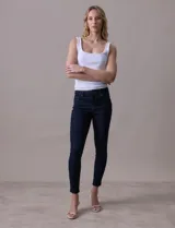 Jean skinny de tiro medio, color azul oscuro, con pretina con pasadores, botón y cierre.