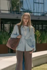 Blazer sastrero celeste de lino con solapas y cierre de un botón.