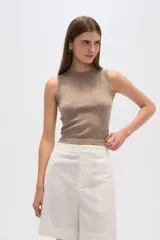 Top sin mangas color salmón, ajustado al cuerpo y con cuello a la base.