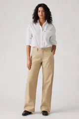 Pantalón de gabardina color beige, de corte recto y tiro alto.