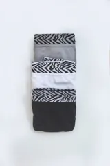 Pack de tres bombachas cola less de microfibra sin costuras, con fundillo de algodón. Incluye bombachas en color negro, gris y blanco, con cintura elástica estampada con diseño de cebra.