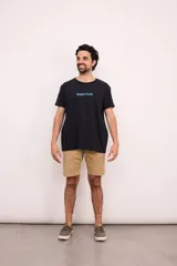 Camiseta negra de manga corta con logo Brixton estampado en el pecho en color celeste.