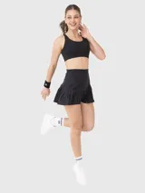 Minifalda deportiva negra con cintura alta y falda plisada.