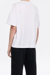 Camiseta blanca de corte boxy con escote redondo, manga corta recta y logo bordado con diseño floral.