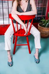 Sandalias tipo cangrejeras plateadas y celestes, con rejilla en la punta y tira al tobillo. Fabricadas en España.