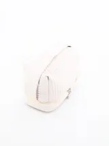 Neceser color crema con diseño acolchado y cierre doble.