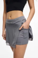 Short deportivo color lila con calza interna y bolsillo lateral. Presenta un frente cruzado y detalle de microtul.