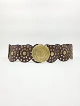 Cinturón faja de cuero marrón con apliques circulares y tachas doradas. Hebilla circular dorada con diseño grabado.
