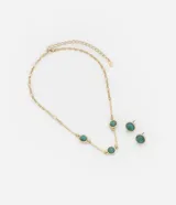 Conjunto de collar y aros dorados con lunares de resina color turquesa.
