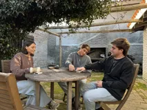 Buzo azul con efecto lavado, cuello redondo y logo bordado en el pecho.