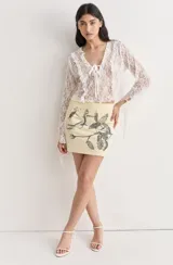 Minifalda color crema con estampado de rosas en negro.