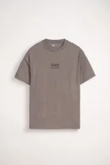 Remera gris de manga corta con cuello redondo y corte oversize. Estampa frontal con la palabra 'Jazz' y texto inferior.