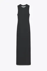 Vestido largo negro de cuello redondo y sin mangas. Tejido combinado a tono en espalda.