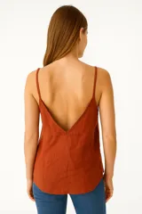 Musculosa gris de lino con breteles finos y escote en V.