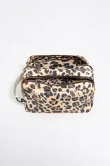 Neceser Bimba y Lola con estampado de limones y naranjas, asa de mano con logo de la marca, cierre con cremallera y bolsillo interior.