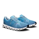 Championes urbanos On Running modelo Cloud 6, color celeste con detalles en blanco, confeccionados en malla técnica y materiales reciclados, con sistema de amortiguación CloudTec® y suela de goma.