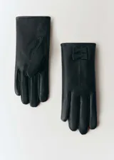 Par de guantes de cuero color borgoña, con forro interior y detalle de lazo en la parte superior. Uno de los guantes tiene la punta del dedo índice compatible con pantallas táctiles.