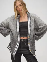 Cardigan tejido a rombos con degradé de tonos oníricos, cartera de botones y puños a juego.