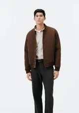 Campera bomber marrón con cierre de botones a presión, cuello mao y bolsillos laterales.