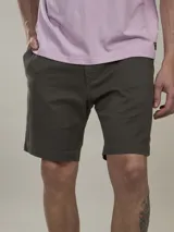 Bermuda de gabardina color azul marino, corte recto, con bolsillos laterales y traseros.