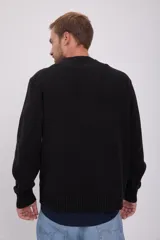 Sweater negro de punto con cuello redondo y mangas largas.