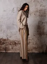Pantalón de vestir de tiro alto con rayas verticales en tonos beige y marrón. Incluye cinturón de la misma tela.