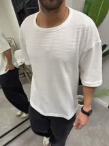 Remera blanca de algodón con textura waffle y corte oversize.
