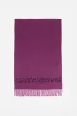 Pashmina color lila con acabado de flecos en los bordes.