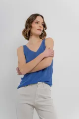 Musculosa tejida color azul eléctrico con hilo brillante, escote en “V” delantero y trasero.