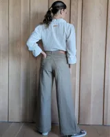 Conjunto de jean celeste compuesto por un top sin mangas y un pantalón de pierna ancha.