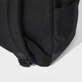 Mochila deportiva Adidas de color negro con tres franjas verticales blancas en el frente y logo de la marca en la parte superior. Cuenta con bolsillos laterales de malla y base reforzada.
