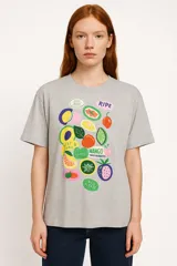 Remera gris de algodón con cuello redondo y estampado de frutas y textos.