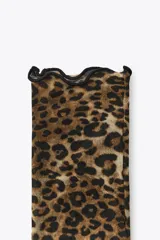 Calcetines finos semitransparentes con estampado de leopardo y terminación ondulada.