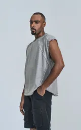 Remera manga corta gris con recortes en delantero y mangas con proceso efecto gastado confeccionada en textil premium 100% algodón calce oversize.