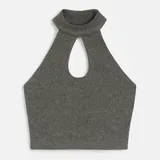 Top halter de noche color gris oscuro con glitter plateado, cuello alto, espalda descubierta y abertura en forma de lágrima en el escote.
