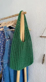 Bolso de hombro tejido al crochet color crema, con diseño calado.